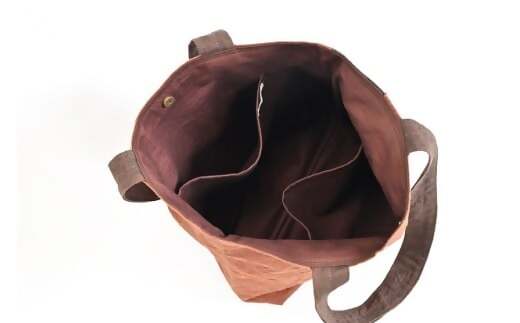 徳應謹製　柿渋染鞄　TKO-01　手づくり　手作り　ハンドメイド　クラフト　唯一無二　オンリーワン　一点物　オートクチュール　染　染め　柿渋　鞄　かばん　カバン　男女兼用　ユニセックス　自然　天然　優しい　風合い　色合い　プレゼント　ギフト　贈り物　記念　記念品　綿100％ 縦34㎝・横40㎝・マチ10㎝・持ち手58㎝ 内ポケット2つ 重量：280ｇ 素材：綿100％