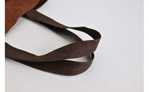 徳應謹製　柿渋染鞄　TKO-01　手づくり　手作り　ハンドメイド　クラフト　唯一無二　オンリーワン　一点物　オートクチュール　染　染め　柿渋　鞄　かばん　カバン　男女兼用　ユニセックス　自然　天然　優しい　風合い　色合い　プレゼント　ギフト　贈り物　記念　記念品　綿100％ 縦34㎝・横40㎝・マチ10㎝・持ち手58㎝ 内ポケット2つ 重量：280ｇ 素材：綿100％