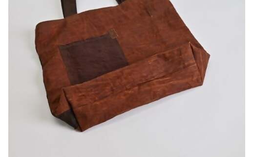 徳應謹製　柿渋染鞄　TKO-01　手づくり　手作り　ハンドメイド　クラフト　唯一無二　オンリーワン　一点物　オートクチュール　染　染め　柿渋　鞄　かばん　カバン　男女兼用　ユニセックス　自然　天然　優しい　風合い　色合い　プレゼント　ギフト　贈り物　記念　記念品　綿100％ 縦34㎝・横40㎝・マチ10㎝・持ち手58㎝ 内ポケット2つ 重量：280ｇ 素材：綿100％