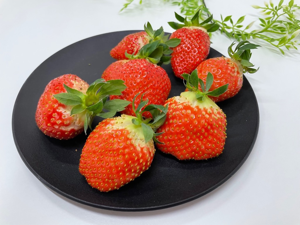 （大粒）農林水産大臣賞受賞農園からお届けする　訳アリ　かおり野　1kg（250ｇ×4Ｐ）/いちご　ISH-01