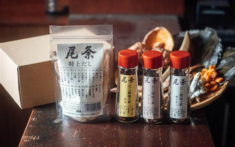 【創業150年の老舗乾物問屋】国産だしパック 特上12袋・だし醤油の素 基本＆焼きあご＆のどぐろ OM-06