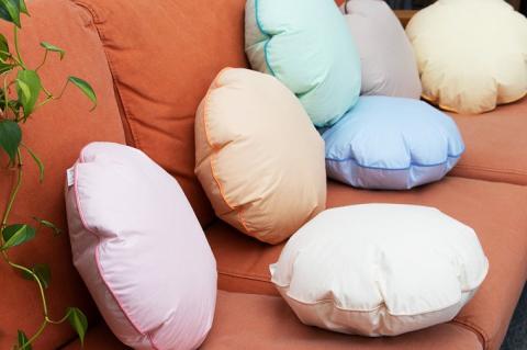 【河田フェザー使用】 ソフトでまぁ～るい 羽根クッション（JWC-36）低反発 高反発 座布団 クッション 羽根 日本製 おしゃれ kawada 河田フェザー 正規品 癒し やすらぎ 高級 カラー おまかせ サークル 円 丸 まる