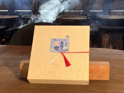 真珠の塩　P2　300ｇ入×1袋　容器付き／真珠塩　塩　天然塩　ミネラル　しお　伊勢志摩　三重　南伊勢