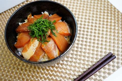 （冷凍） 天然桜ぶりの漬け丼 2パック セット ／ 三重外湾漁業協同組合 かんたん 海鮮 小分けパック 醤油漬け 海鮮丼 個包装 三重県 南伊勢町