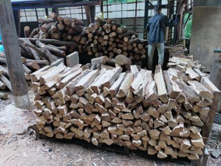 ウバメガシ 薪 約 25 kg ／ 伊勢 志摩 備長炭 マルモ 製炭所　ふるさと納税 キャンプ BBQ まき ストーブ たきぎ 料理 炭火 七輪 囲炉裏 火鉢 三重県 南伊勢町