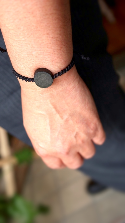 伊勢志摩備長炭 丸ブレスレット ／ アジアイロ雑貨店 アクセサリー 工芸 森の黒いダイヤ ロウビキ紐 天然物 自然素材 三重県 南伊勢町