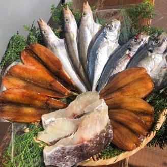 （冷凍） ひもの 干物 3~5種 500g 以上 お任せ セット 三五七や 天日干し 魚 新鮮干物 ヒモノ 乾物 himono 肴 海産物 海鮮 加工品 伝統製法 美味しい 朝食 和食 おつまみ 旬 惣菜 産地直送 国産 三重 南伊勢