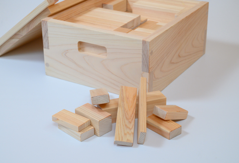 木に触れて遊ぼう！尾鷲ヒノキの「積み木ブロック」（木箱入）