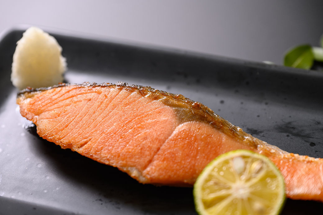 鮭切り身〈約2kg〉最速2週間でお届け！フレーク 塩 海鮮 規格外 不揃い さけ サケ 切身 シャケ 切り身 冷凍 家庭用 レシピ ムニエル ちゃんちゃん焼き 訳アリ おかず 弁当 家計応援 サーモン 魚 わけあり【MS03】