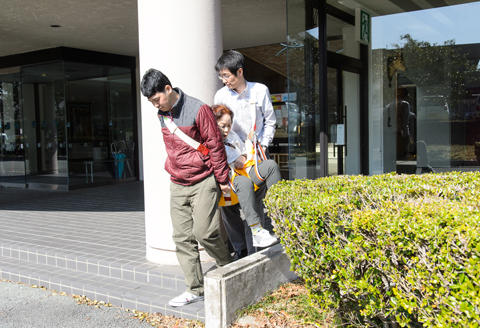 大切な人を守りたい　緊急時の搬送用具「かけモック」