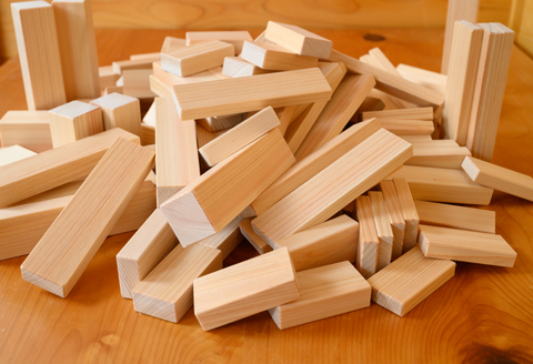木に触れて遊ぼう！尾鷲ヒノキの「積み木ブロック」（木箱入）