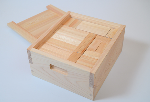 木に触れて遊ぼう！尾鷲ヒノキの「積み木ブロック」（木箱入）