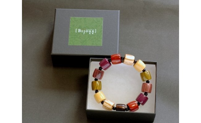 伝統の技で作り上げた色彩豊かな天然木のブレスレット【F0