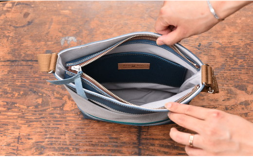 岡喜近江牛レザーと帆布のタテ型ショルダーバッグ　グレ