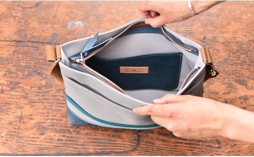 岡喜近江牛レザーと帆布のヨコ型ショルダーバッグ　グレ