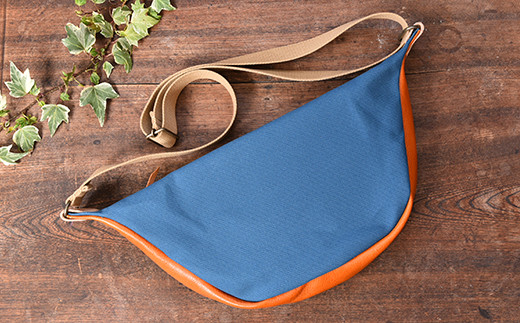 旅行にも普段使いにも最適　革と地産帆布で作ったボディ