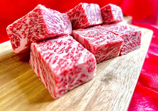 A5等級 未経産雌牛限定　近江牛サイコロステーキ　900g(450g×