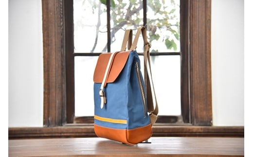 近江牛レザーと地産帆布で作ったフラップ付きリュック　