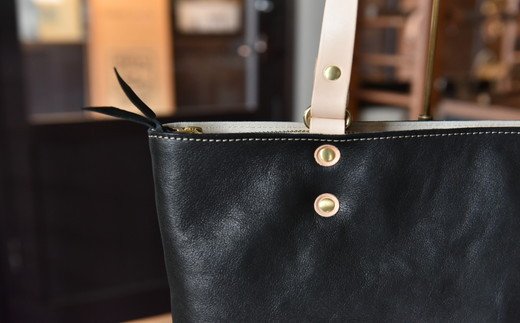 ハンドメイド　レザートートバッグ・名入れ可能　ブラッ
