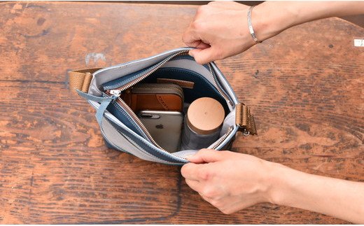 岡喜近江牛レザーと帆布のタテ型ショルダーバッグ　グレ