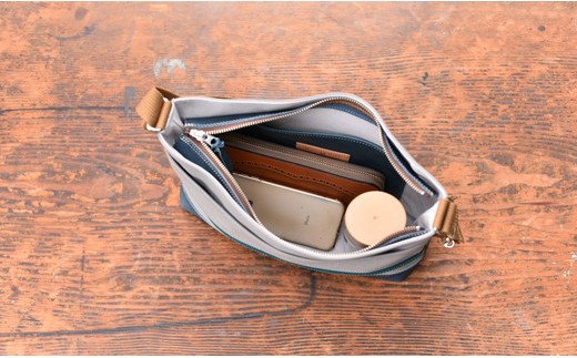 岡喜近江牛レザーと帆布のヨコ型ショルダーバッグ　グレ