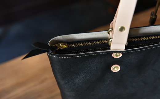 ハンドメイド　レザートートバッグ・名入れ可能　ブラッ