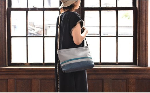 岡喜近江牛レザーと帆布のヨコ型ショルダーバッグ　グレ