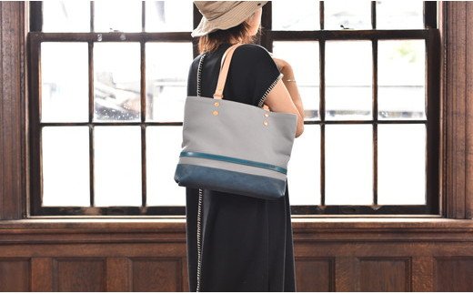 岡喜近江牛レザーと帆布のトートバッグ　グレー/琵琶湖ブ