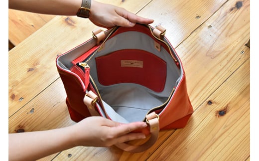 近江牛レザーを贅沢に使った　本革トートバッグ　ルビー