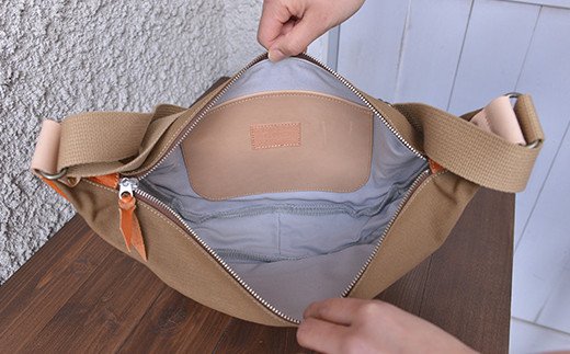 旅行にも普段使いにも最適　革と地産帆布で作ったボディ