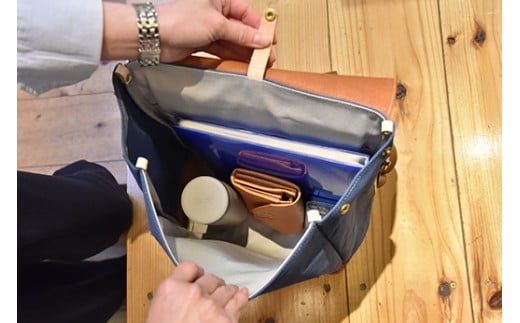 近江牛レザーと地産帆布で作ったフラップ付きリュック　