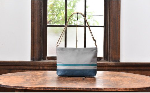 岡喜近江牛レザーと帆布のヨコ型ショルダーバッグ　グレ