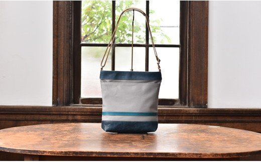 岡喜近江牛レザーと帆布のタテ型ショルダーバッグ　グレ