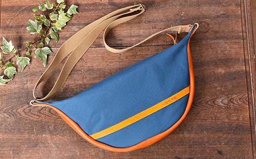 旅行にも普段使いにも最適　革と地産帆布で作ったボディ