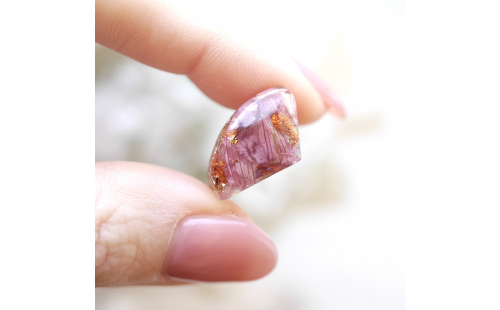 天然の蓮の花びらがはいったピアス