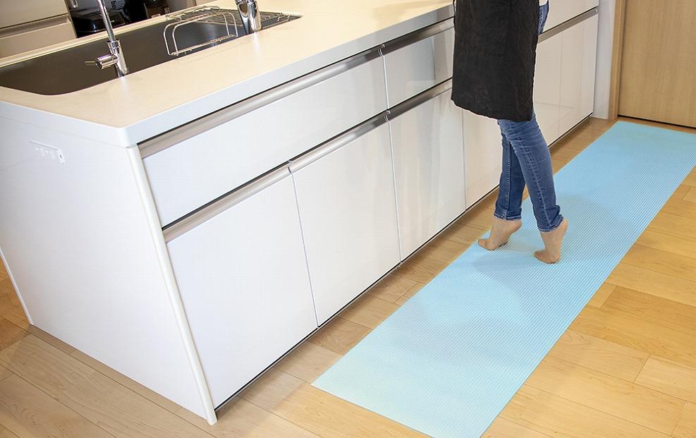 洗濯いらず、ずれない、抗菌 のふく楽 キッチンマット（・キッチンマット×1枚 ・サイズ：長さ180cm 幅50cm 厚み5mm ・カラー:ミルキーブルー）