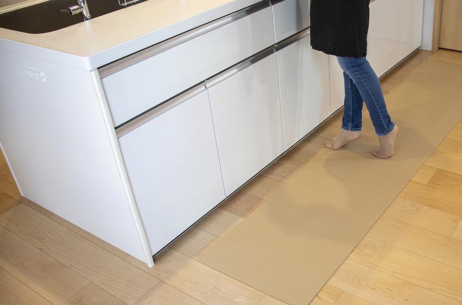 洗濯いらず、ずれない、抗菌 のふく楽 キッチンマット（・キッチンマット×1枚 ・サイズ：長さ180cm 幅50cm 厚み5mm ・カラー：ナチュラルベージュ）