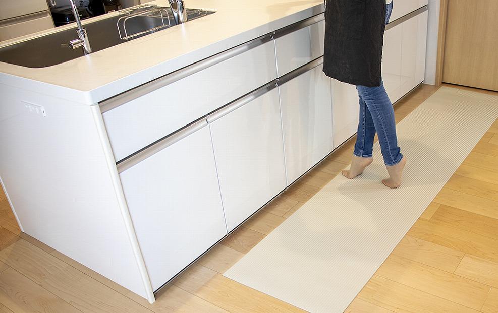 洗濯いらず、ずれない、抗菌 のふく楽 キッチンマット（・キッチンマット×1枚 ・サイズ：長さ180cm 幅50cm 厚み5mm　・カラー:オフホワイト）