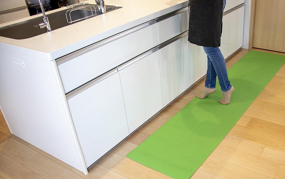 洗濯いらず、ずれない、抗菌 のふく楽 キッチンマット（・キッチンマット×1枚 ・サイズ：長さ180cm 幅50cm 厚み5mm ・カラー:ライトグリーン）