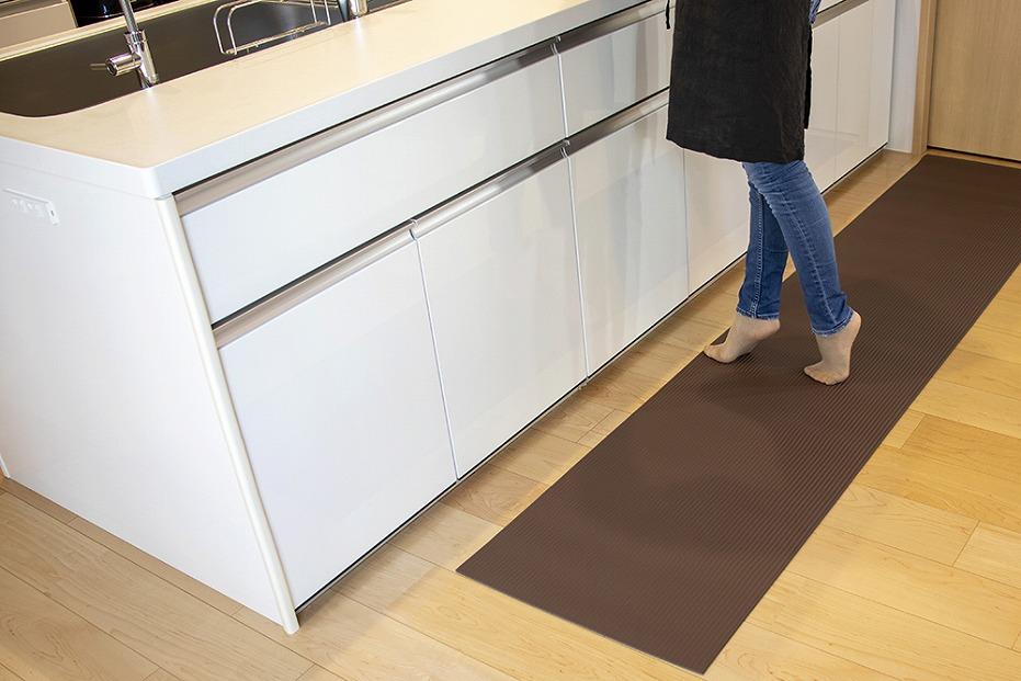 洗濯いらず、ずれない、抗菌 のふく楽 キッチンマット（・キッチンマット×1枚 ・サイズ：長さ180cm 幅50cm 厚み5mm ・カラー:ダークブラウン）