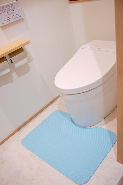 洗濯いらず、ずれない、抗菌 のふく楽 トイレマット（・トイレマット×1枚 ・サイズ：長さ48cm 幅65cm 厚み5mm ・カラー：ミルキーブルー）