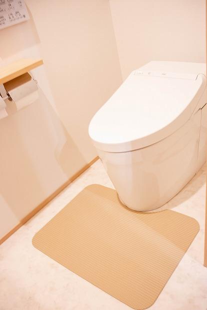 洗濯いらず、ずれない、抗菌 のふく楽 トイレマット（・トイレマット×1枚 ・サイズ：長さ48cm 幅65cm 厚み5mm ・カラー：ナチュラルベージュ）