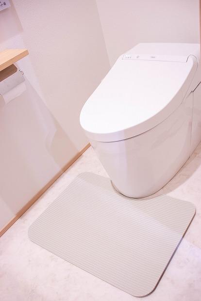 洗濯いらず、ずれない、抗菌 のふく楽 トイレマット（・トイレマット×1枚・サイズ：長さ48cm 幅65cm 厚み5mm ・ カラー：オフホワイトカラー）