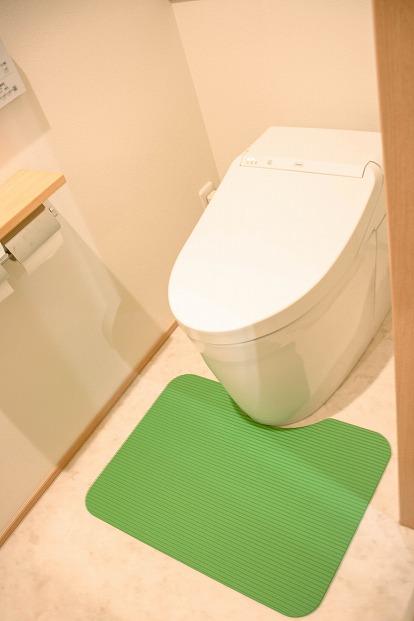 洗濯いらず、ずれない、抗菌 のふく楽 トイレマット（・トイレマット×1枚 ・サイズ：長さ48cm 幅65cm 厚み5mm ・カラー：ライトグリーン）