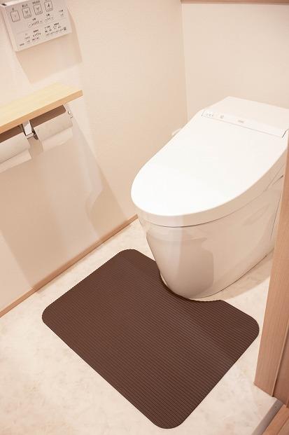 洗濯いらず、ずれない、抗菌 のふく楽 トイレマット（・トイレマット×1枚 ・サイズ：長さ48cm 幅65cm 厚み5mm ・カラー：ダークブラウン）