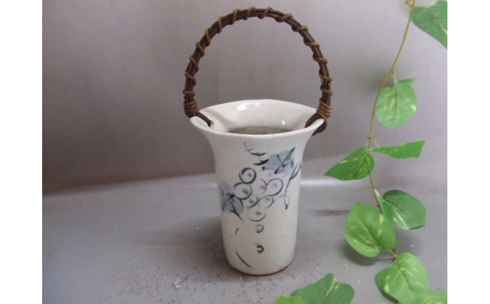【信楽焼】つる付粉引ぶどう絵花入れ・花瓶・花器　nha-043