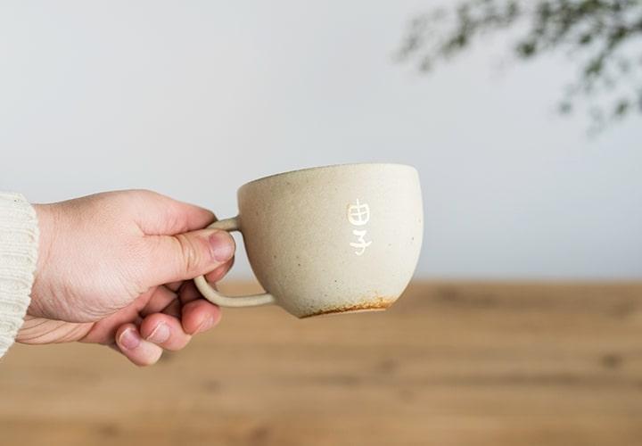 信楽焼・明山の　名入れマグカップ（生成）lettermug
