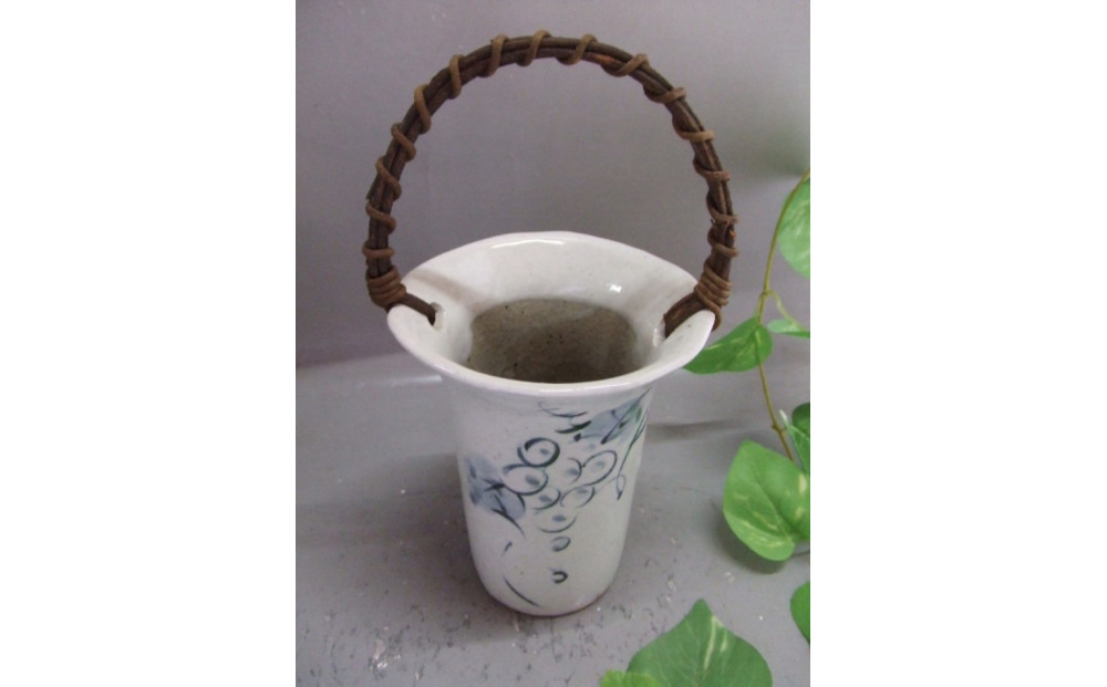 【信楽焼】つる付粉引ぶどう絵花入れ・花瓶・花器　nha-043