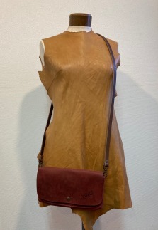 【本革】スマホも入るお財布ポシェット（大）［ダークネイビー］