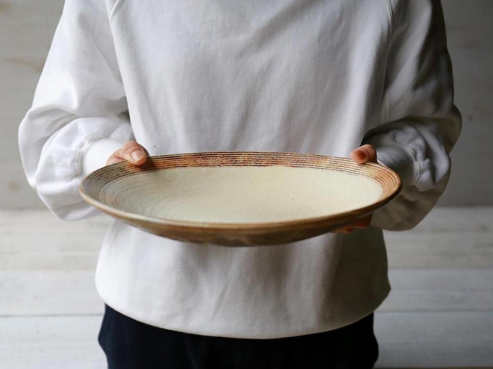 信楽焼　渕荒横彫だ円深皿(大)　